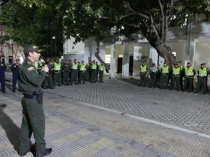 Pese a la situación de inseguridad el personal de la Policía Metroplitana adelanta sus operativo.