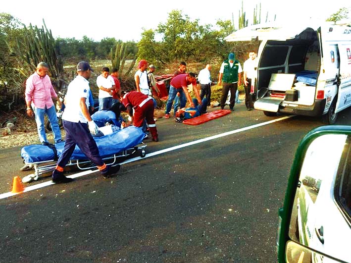 Hasta el lugar de los hechos llegó un grupo de paramédicos quienes fueron los encargados de auxiliar y trasladar a los lesionados a una clínica en Ciénaga.