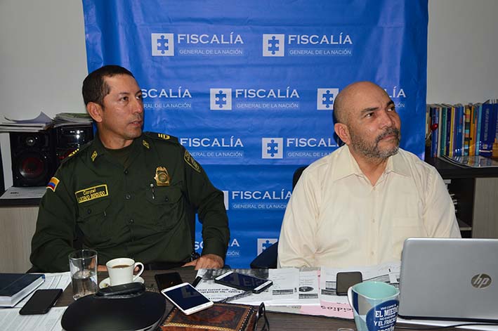 El comandante de la Policía del Magdalena, Gustavo Berdugo, junto a el director seccional de Fiscalía, Vicente Guzmán,durante la rueda de prensa. 