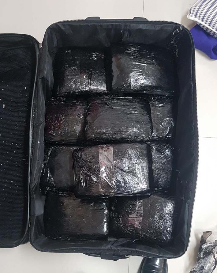 Los policías de la Metropolitana hallaron 13 kilos de marihuana empacados en una maleta 