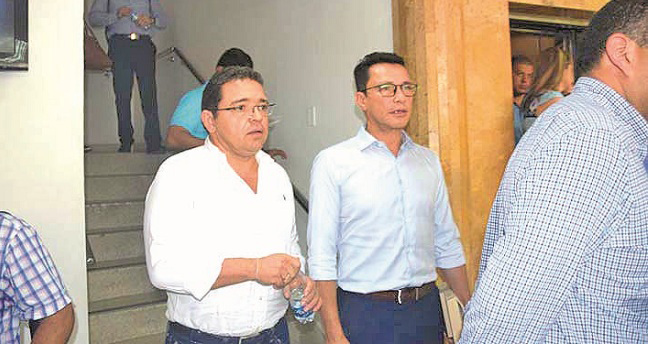 El alcalde de Santa Marta, Rafael Martínez y el exalcalde Carlos Caicedo, cuando salían de una de las audiencias por el proceso de los centros de salud.