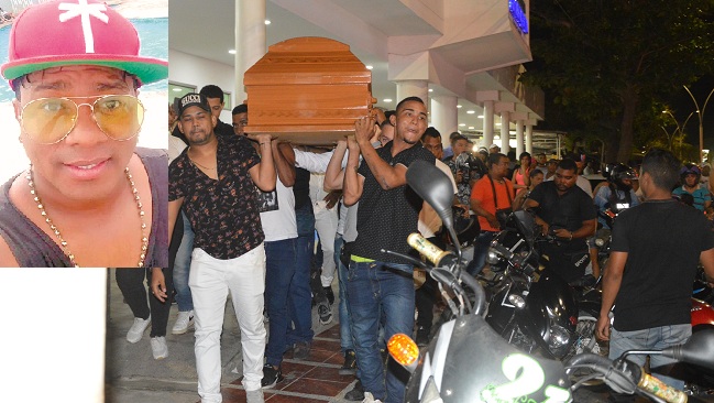 El cuerpo sin vida del artista samario fue llevado a sectores del barrio Pescaíto en donde un grupo de cantantes anoche les rindieron un homenaje musical.