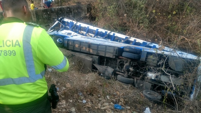 El bus de la línea Cootracosta, de placas UWD 902, se fue en una quebrada al lado de la vía en hechos ocurridos en el sitio conocido como La Loma del Picacho, entre Riofrío y San Pablo en la Zona Bananera.