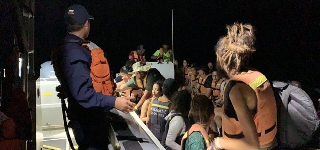 Los 23 turistas fueron rescatados por guardacostas.