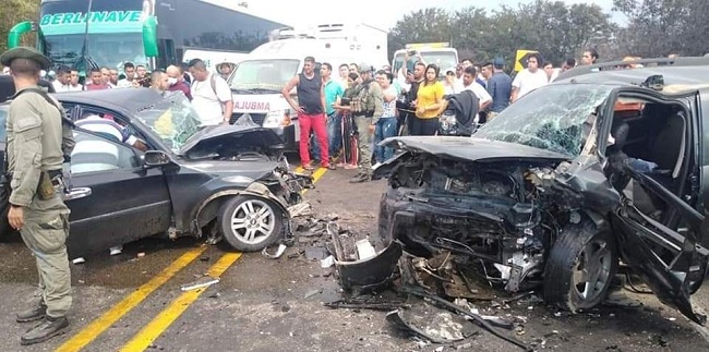 Según hipótesis de las autoridades, el exceso de velocidad y la impericia de uno de los conductores habrían causado la colisión.
