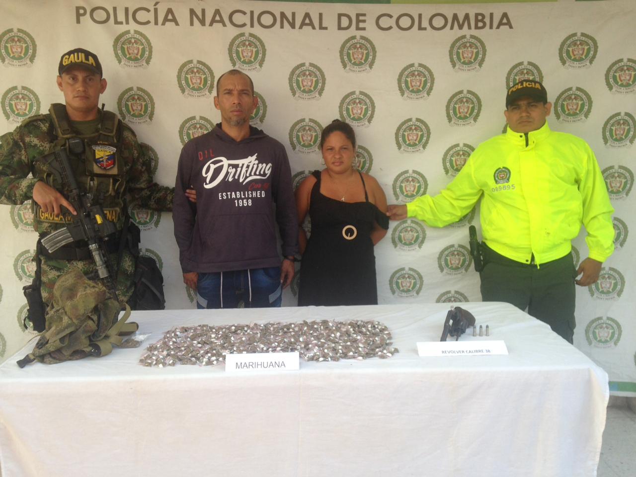 Esnaider José González Arrieta, alias ‘El Chamo’ y Angie Patricia Mendoza Fornaris, fueron capturados con droga y un arma de fuego sin documentos.