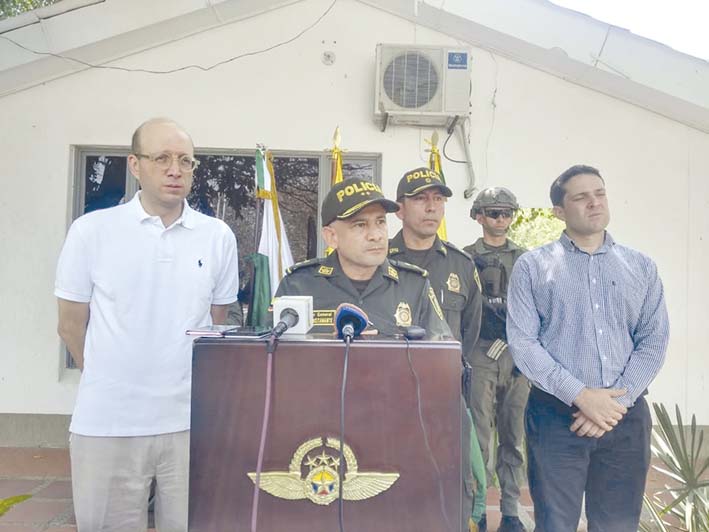 Momentos en el que el general Herman Bustamante, comandante de la Regional Ocho de la Policía entregaba detalles de la captura.