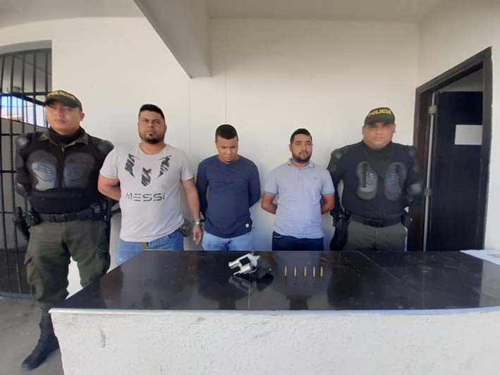 David Fernando Bonilla Carrillo, Wolgang Ronald Yanes Mendoza y Jean Carlos Remolino Garizao, fueron capturados por la Policía Metropolitana de Santa Marta.