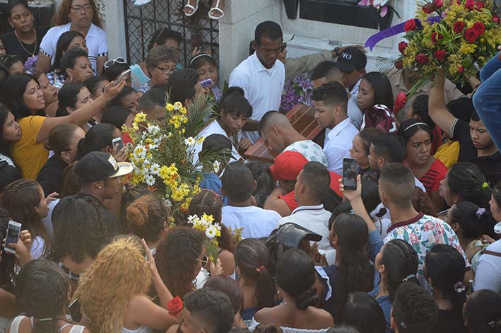 Familiares y amigos acompañaron los despojos mortales de la bailarina, Leibis Carolina Felipe Gaitán, hasta su última morada.