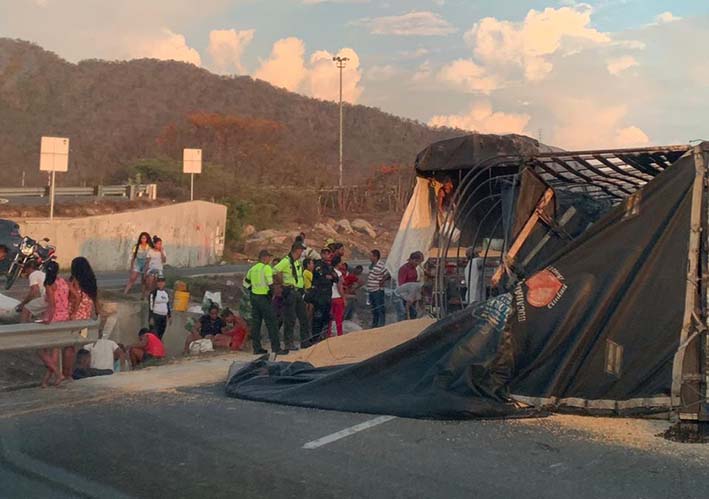 El vehículo de carga quedó volcado en la vía lo que obstaculizó el tráfico vehicular por varias horas en la carretera Troncal del Caribe, vía a Ciénaga.