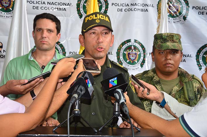 El coronel Gustavo Berdugo Garavito, comandante de la Policía Metropolitana entregando detalles de la situación.