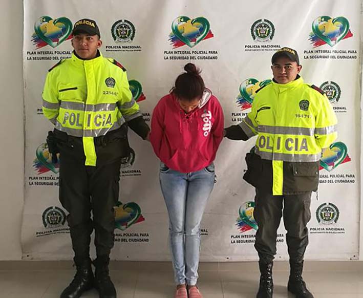 Angie Jasleidy Rodríguez Peña, fue capturada por los delitos de homicidio y porte ilegal de armas de fuego.