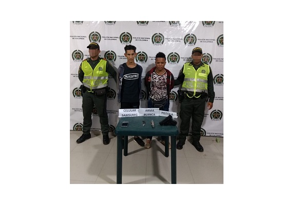 Janer Palencia Viadero y Ronald Alvarado Peña, detenidos por los delitos de hurto y porte ilegal de arma de fuego.