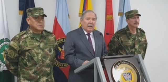 El ministro de Defensa, Guillermo Botero, leyó a la prensa un comunicado en el que anunció que el Gobierno, "en uso de su facultad discrecional", ordenó la baja del servicio de los cuatro mandos militares.