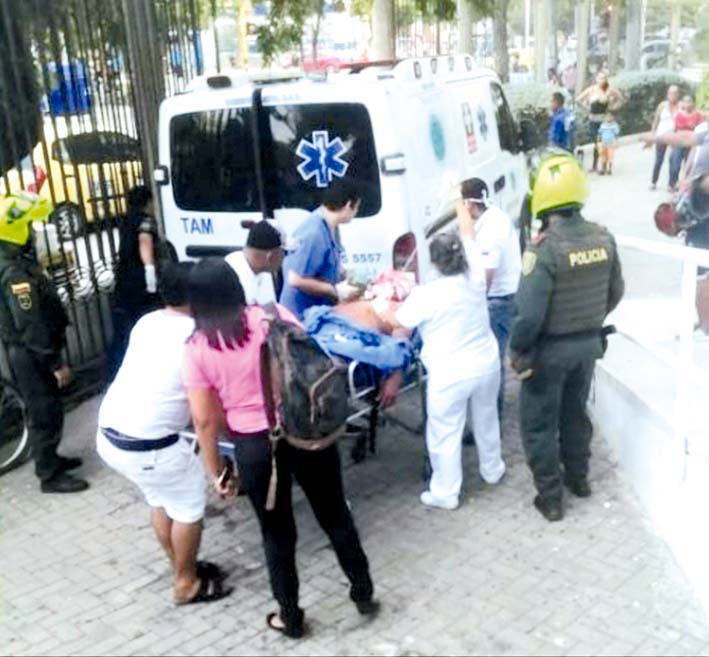 Este el momento en el que Edison Rodríguez Jiménez es ingresado a la sala de urgencias de la clínica Mar Caribe