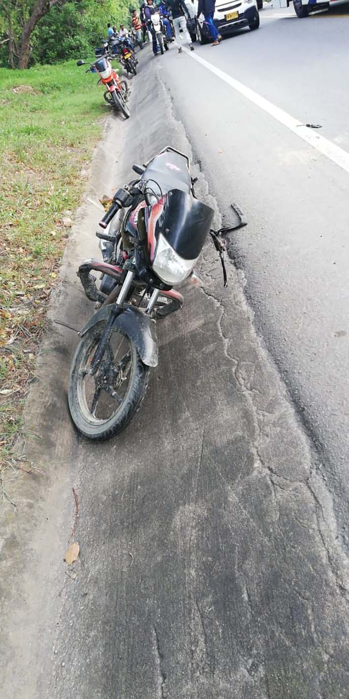 En esta motocicleta de placa LNK-89D, en la que se movilizaba Jhoiner Pérez cuando sufrió el accidente. Foto Zona Bananera al Día