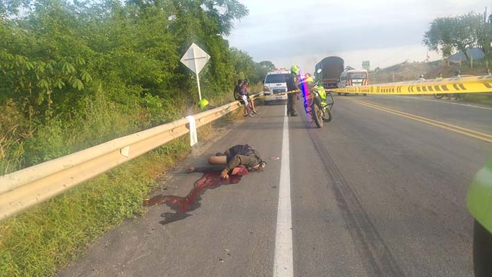 El cuerpo sin vida de Albert Yoziaki Olaisola Farías quedó a un lado de la carretera Ruta del Sol, tramo entre Santa Marta y Ciénaga.
