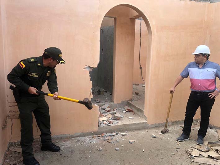 El coronel Gustavo Berdugo Garavito y el alcalde Rafael Martínez participaron de la diligencia de demolición de una vivienda en la parte alta del barrio Primero de mayo.