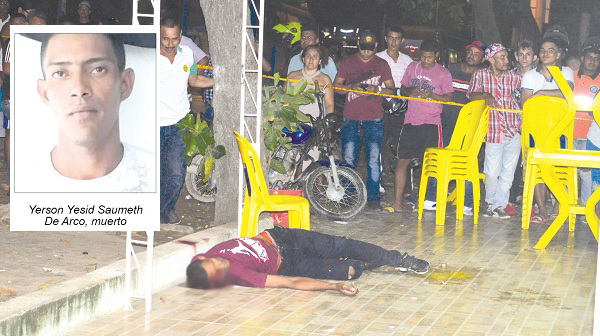El cuerpo sin vida de Yerson Yesid Saumeth De Arco, quedó en el piso del estadero donde fue atacado a tiros por un desconocido.
