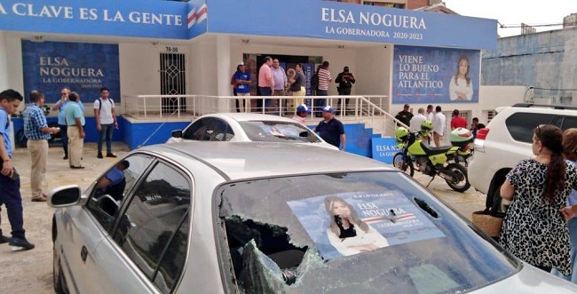 A pesar de que personal de seguridad y funcionarios de la campaña de la exalcaldesa intentaron neutralizar la arremetida de los vándalos, no pudieron evitar los daños que produjeron en carros, paredes y ventanas