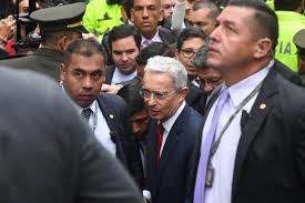 El expresidente colombiano y actual senador Álvaro Uribe pidió a sus seguidores que paren de amenazar.