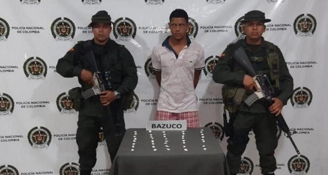 Momentos de la captura de Jesús David Aldear Zambrano por posesión de 40 papeletas de bazuco. Foto: Policía Nacional.