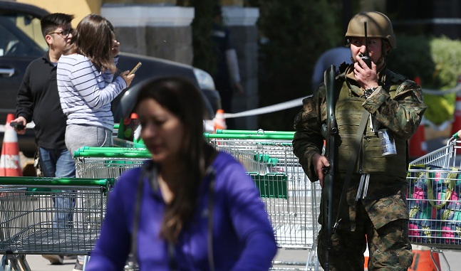 Militares mantienen la seguridad en supermercados este lunes en Santiago, Chile, luego de que se levantará el toque de queda que rigió durante toda la madrugada y parte de la tarde y la noche del domingo. Foto: EFE