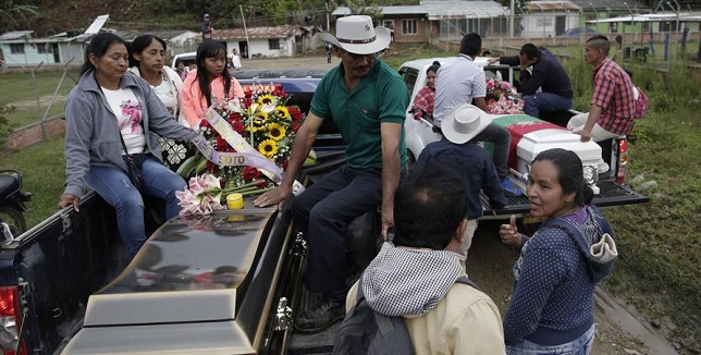 A los funerales acudieron decenas de familiares y amigos que no ocultaban su dolor y rabia por el múltiple asesinato que, según las autoridades fue cometido por miembros de la columna ‘Dagoberto Ramos’, una disidencia de las Farc