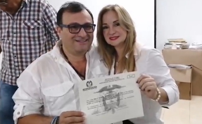 Nuevo alcalde de Aracataca en compañía de su esposa, mientras recibía la credencial.