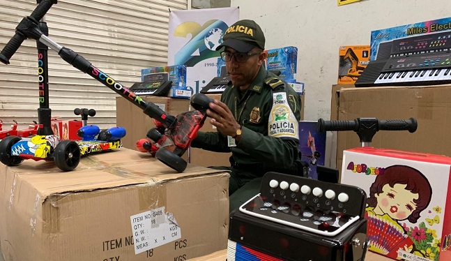 Diferentes tipos de juguetes de contrabando fueron decomisados por la Policía Fiscal y Aduanera.