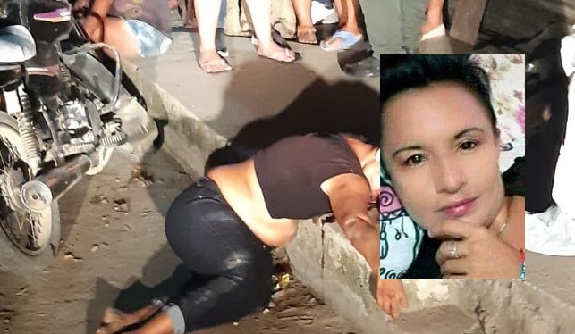 Tendida sobre el andén quedó el cuerpo sin vida de Marina Estrada Charris, tras ser atacada a tiros por desconocidos cuando se movilizaba como parrillera en una moto cuyo conductor también perdió la vida.