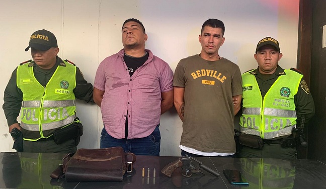 Gino Andrés Narváez Arango y Jamid Omar Parra Morales capturado con un arma de fuego.