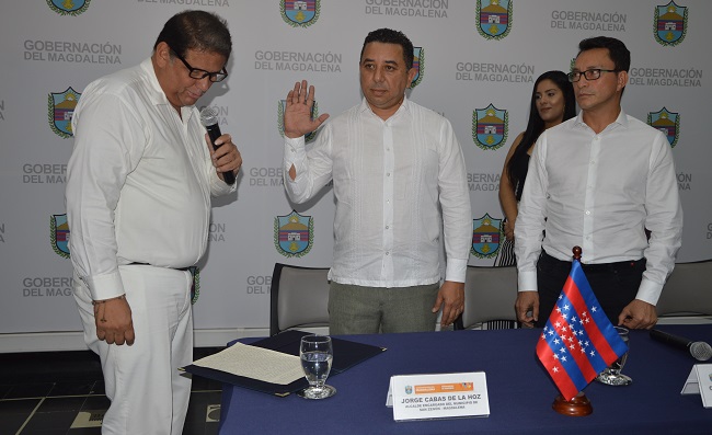 El alcalde encargado fue posesionado ante el notario de San Zenón, Luis Joaquín Campo. 