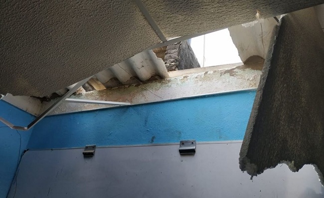 Los responsables destruyeron parte del techo por donde ingresaron para llevarse los aparatos.
