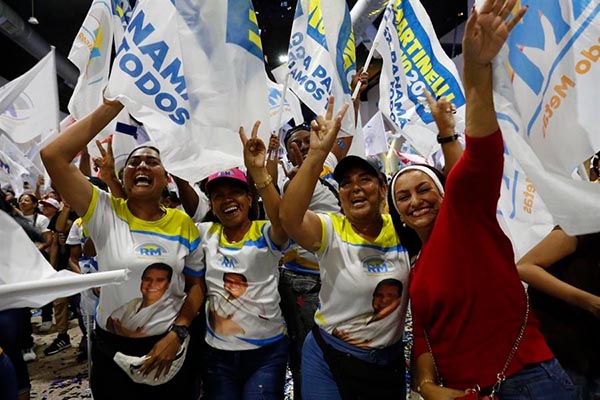 Simpatizantes del candidato a alcalde de Panamá Sergio Gálvez celebran durante el evento de cierre de campaña del candidato presidencial José Raúl Mulino.