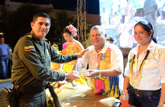 El coronel Francisco Gelvez Alemán, comandante de la Policía Metropolitana del Tercer Distrito, recibió una distinción en la ceremonia de entrega del galardón Caimán de Oro.