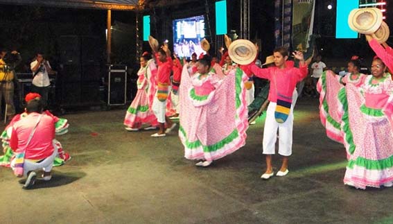Las muestras de baile se realizaron en los diferentes desfiles, eliminatorias en coliseo Monumental y en la tarima de eventos en el barrio Miramar.