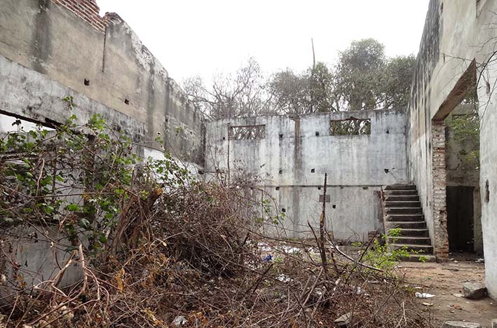 Esta es la vivienda abandonada una de las muchas que hay en Ciénaga, y la cual está ubicada en la troncal del Caribe a pocos metros de la urbanización La Milagrosa.
