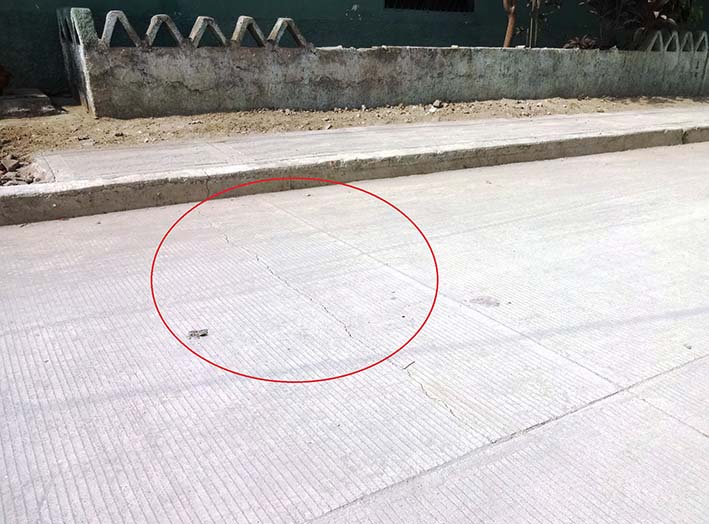 Aquí el círculo señala la grieta de la placa recién elaborada en la calle 24 con carrera 21, y así son muchas que se encuentran en esas condiciones.