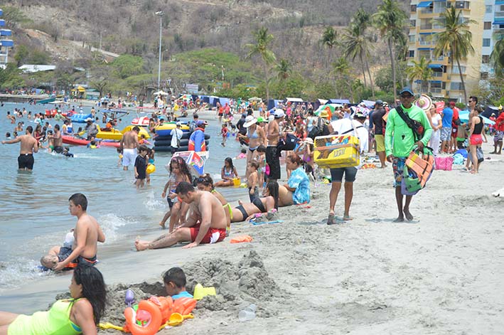 Las diferentes playas de la ciudad de Santa Marta se ven colmadas por turistas disfrutando  en esta Semana Santa.