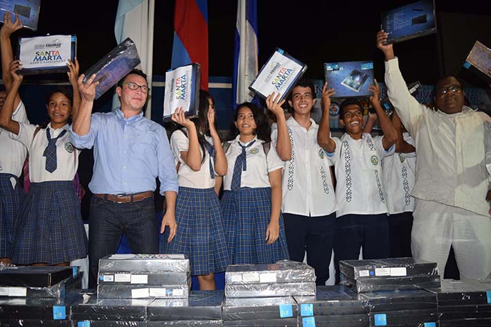 Con recursos propios el alcalde adquirió 28 000 tabletas con una inversión de 1548 millones de pesos