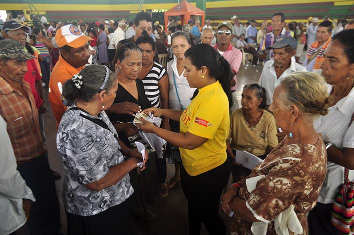 La Coordinadora del Programa Colombia Mayor, Ilena López Ponce, atendiendo a los abuelos en su día de pago y a su vez hizo un llamado enérgico y  urgente a los familiares de los longevos que presentan problemas de salud.