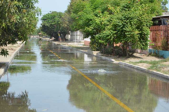 Alcantarillado reboza aguas negras, dejando toda la calle 25 entre carreras 10 y 13, al sur de Ciénaga, totalmente inundada. 