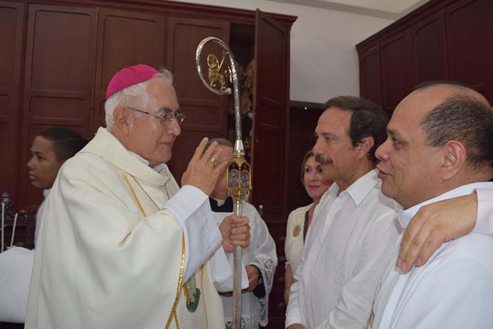 El candidato por el Partido de la U a la Alcaldía de Santa Marta, recibió la bendición por parte del Obispo de la Diócesis.