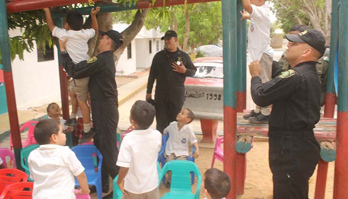 Niños y niñas de un colegio de Riohacha, se beneficiaron con una actividad que realizó el escuadrón móvil anti disturbios de La Guajira.