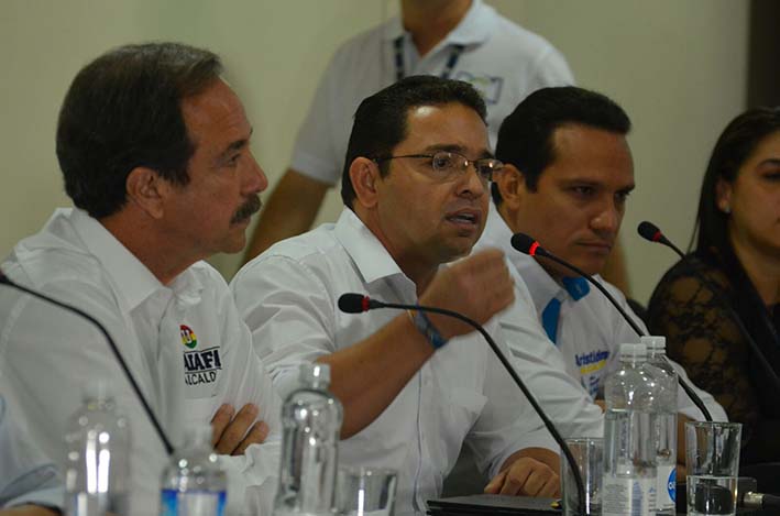 Durante el debate Rafa Martínez defendió la consigna que se deben mantener las obras y la inversión social  que ejecuta el actual Gobierno del alcalde Carlos Eduardo Caicedo.