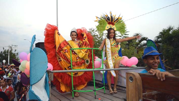 El público se dejó encantar de la magia del Carnaval y acompañó el desfile de principio a fin.