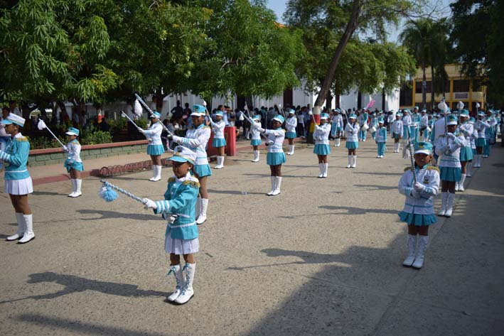 Desfiles, comparsas y presentaciones alusivas a nuestra cultura, los niños y jóvenes celebraron los 101 años de Aracataca. 