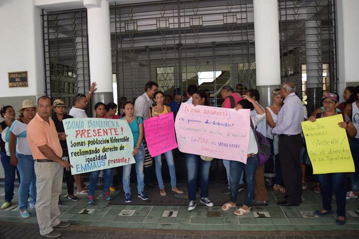 Docentes de Zona Bananera llegaron a las afueras del Palacio Tayrona pidiendo respuesta ante la negación de firma de contratos con colegios privados.