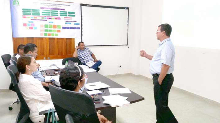 El Consejo Directivo del Infotep avaló la propuesta incluida por el rector Camilo Castro en el Plan de Desarrollo para otorgar becas a los docentes.